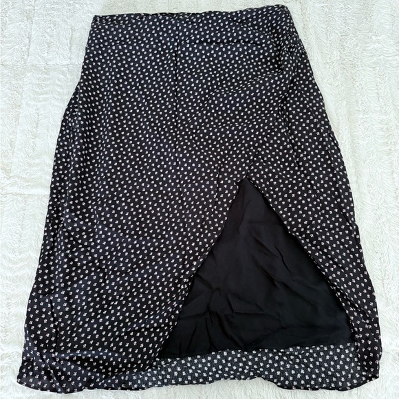Abercrombie & Fitch Dresses & Skirts - Abercrombie Black Midi Skirt w/ Scrunch Detail